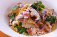 きのこと鮭の煮込みクリームパスタ