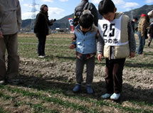 農商工連携の一環として食育体験イベント「麦踏みフェスティバル2010」を開催