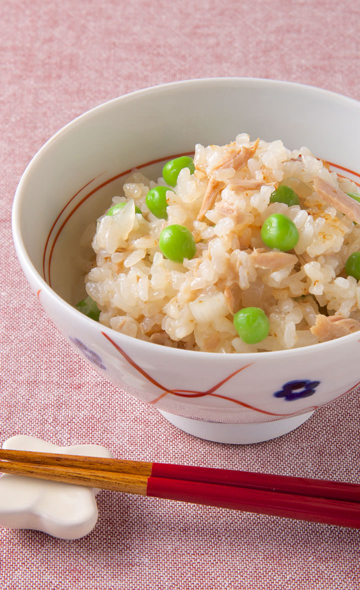 ツナ、新玉ねぎ、えんどう豆の炊き込みご飯